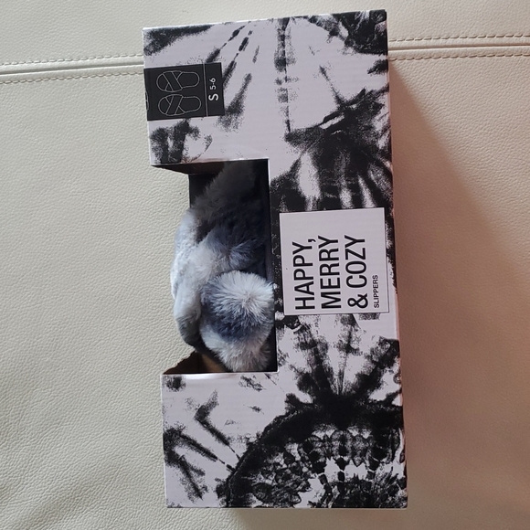 P2012   Jenni Women's Crisscross Faux Fur Slide Box Slipper Size Small 5-6 - Picture 4 of 11